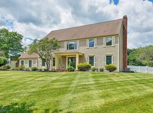 29 Arrowhead Dr, Neshanic Station, NJ 08853