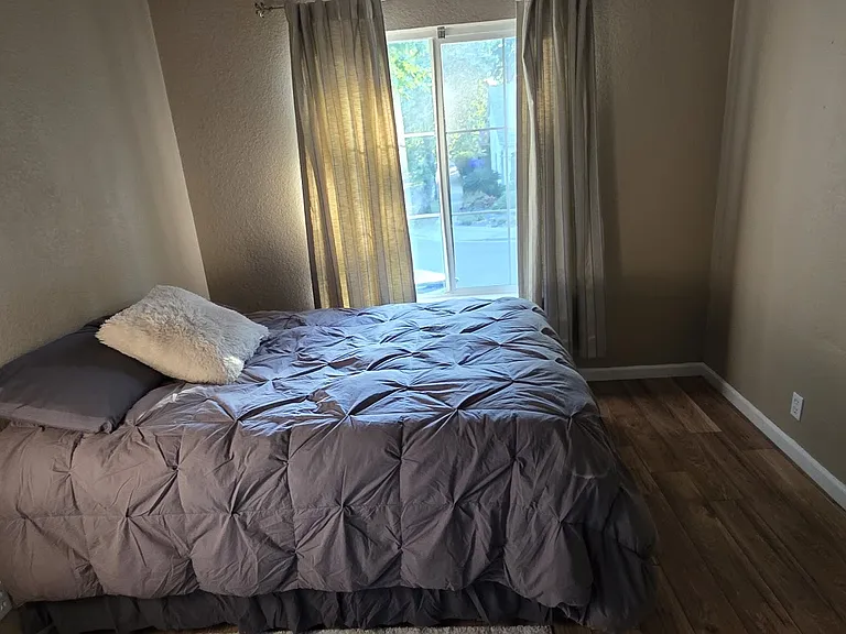 Room for rent comes with Newer Bed, option of 50-inch flat screen TV, fast internet, and streaming channels with a great upstairs view of Scenic Heritage Oaks. Park-like setting here,