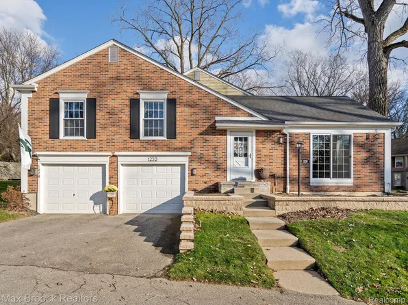 1230 Kings Cove Ct, Rochester, MI 48306
