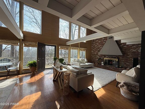 3rd image of 104 Summerhill Rd