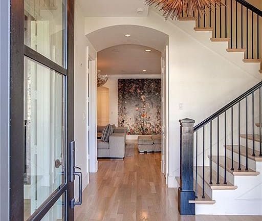 3rd image of 4445 Larchmont Ave