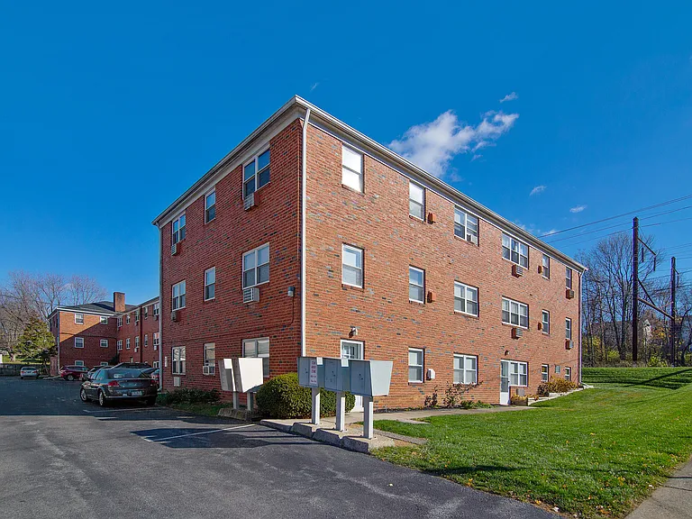 Janwood Apartments — Photo 1