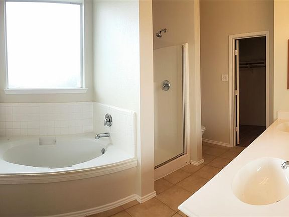 2nd image of 3432 Fashion St #3432