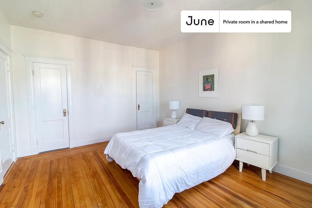 Queen bedroom in 4 bed/1 bath home in Dorchester Center #1733 A — Photo 3