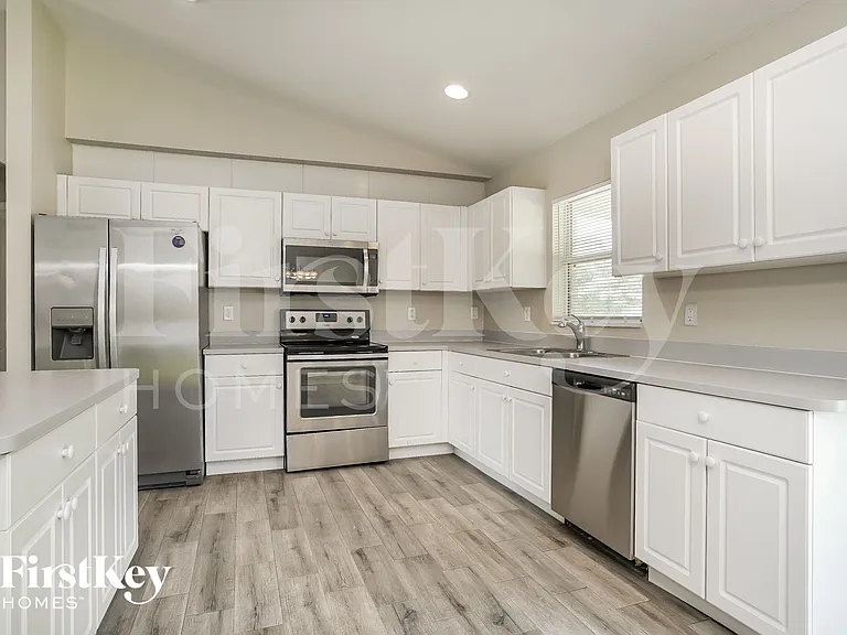 3506 NE 18th Pl — Photo 5
