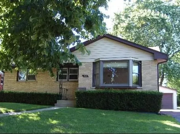 736 McKinley Ave, Mundelein, IL 60060