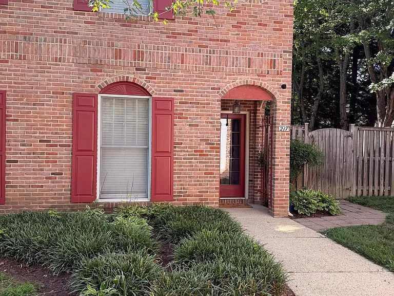 217 Heather Ct — Photo 1