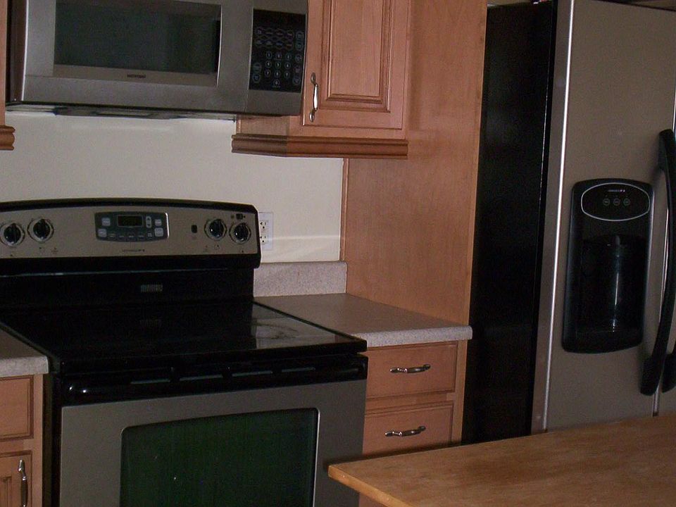 1st image of 225 W 6th St APT 512