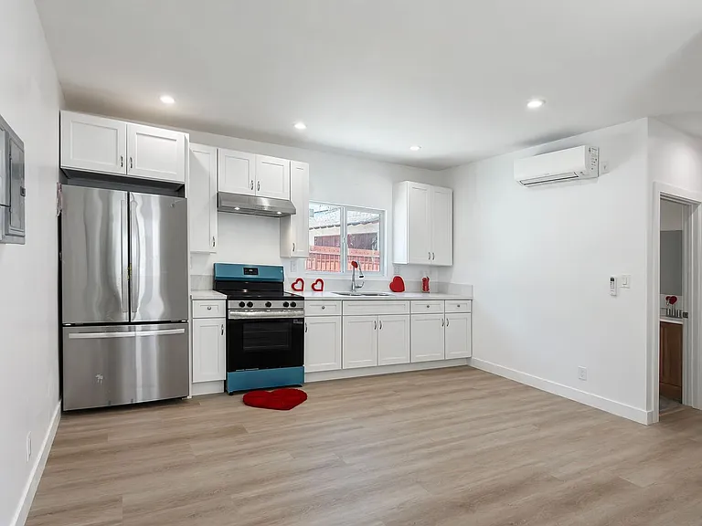 1001 E 5th St — Photo 16