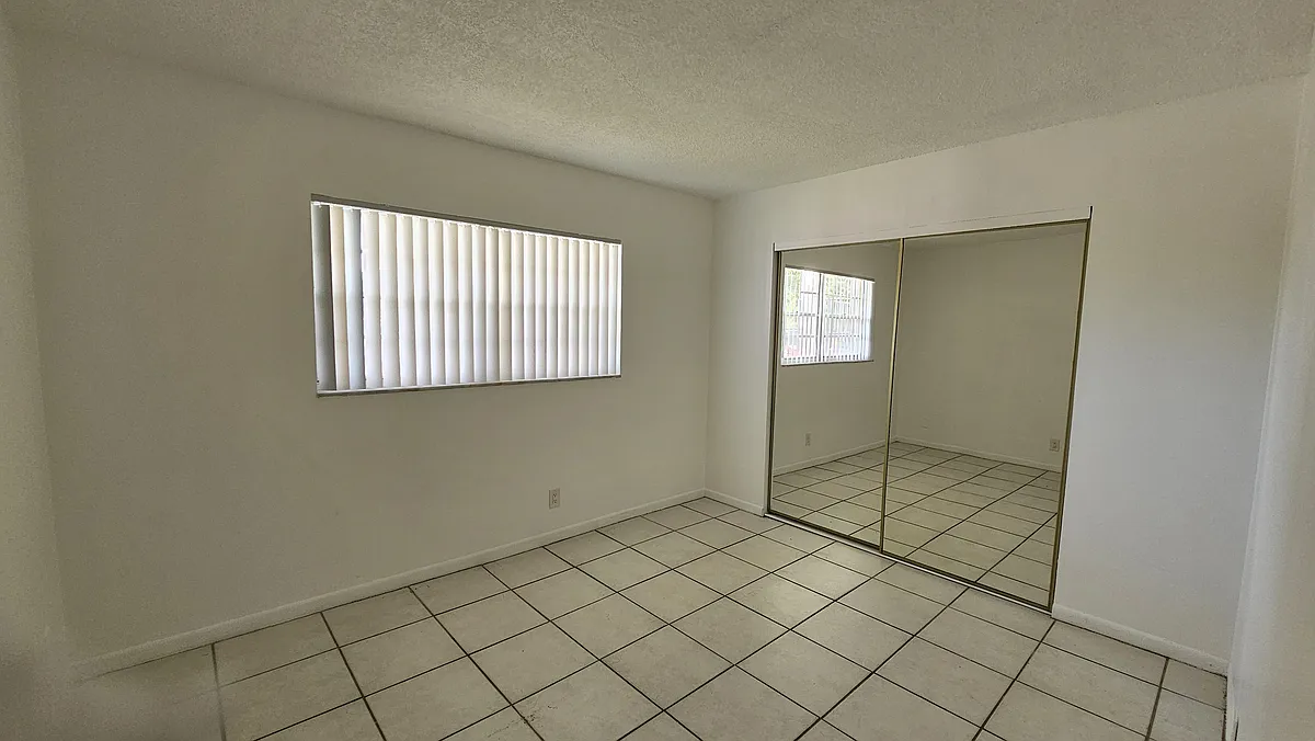 Building Photo - 417 NE 17th Ave #103