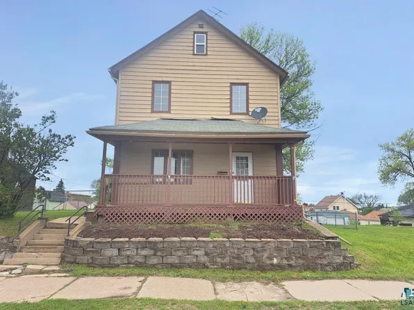 210 3rd St SW, Chisholm, MN 55719