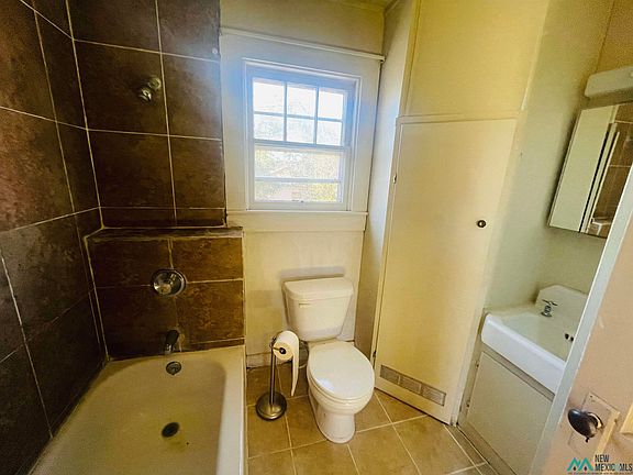 4th image of 113 E 5th St