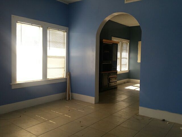 1st image of 627 Monroe Dr