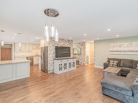3rd image of 224 Pinecroft Dr