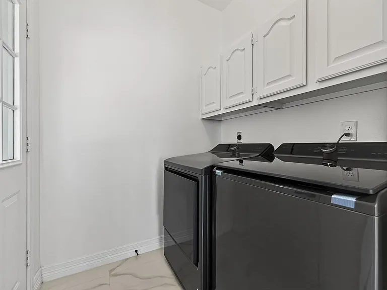 2431 Parkwood Ln — Photo 10