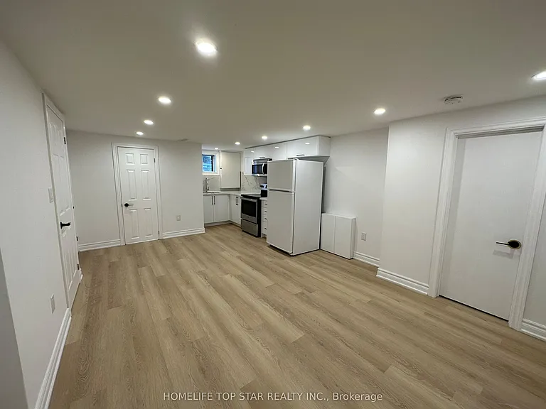 38 Cartier Cres #BASEMENT — Photo 4