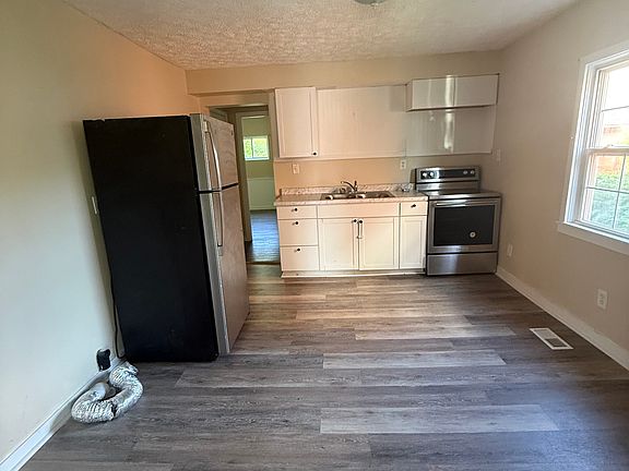 4th image of 902 Main Ave #A