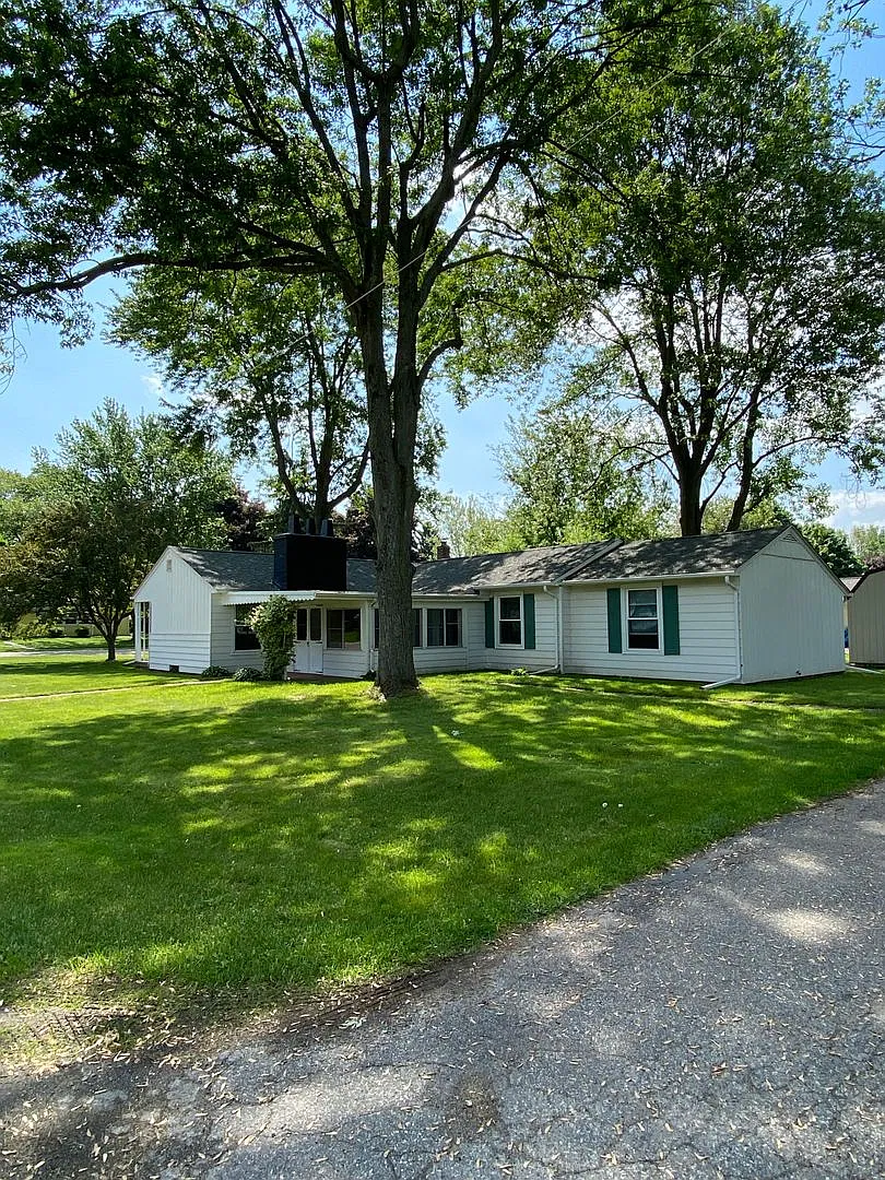 Sprawling 2 bedroom ranch in quaint village of Armada — Photo 4