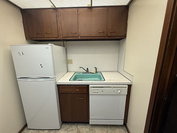 5th image of 211 N 34th St APT 16