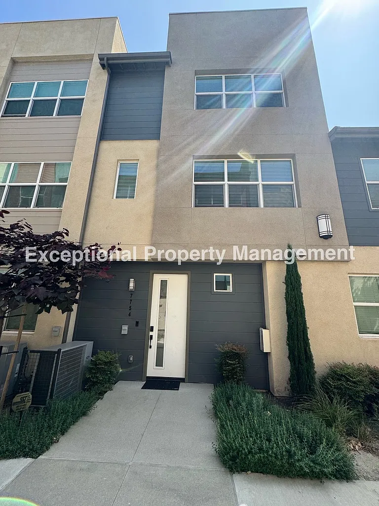 3 bed, 2.5 bath, 1573 sqft, $3,300 — Photo 1