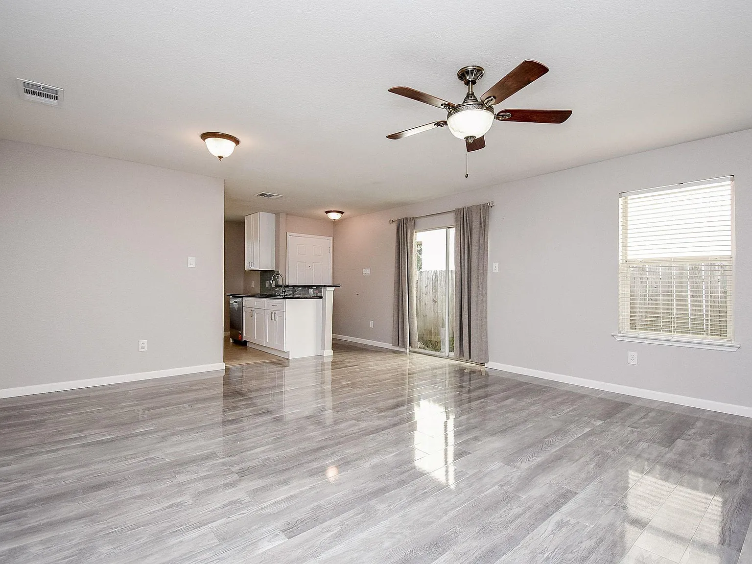 3 bed, 2.0 bath, 1199 sqft, $1,800 — Photo 4