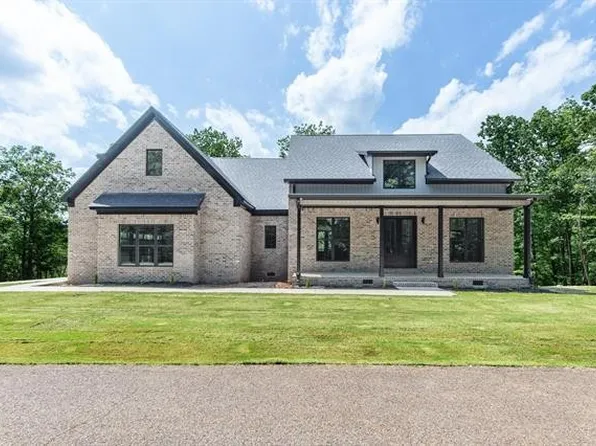 1520 Point Grand Dr, Savannah, TN 38372