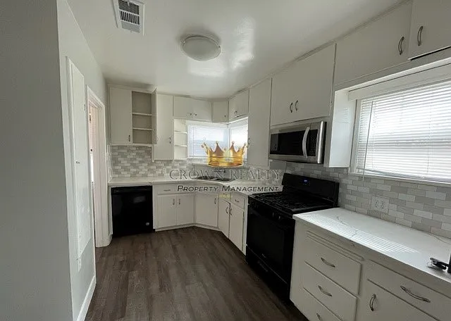 950 Windsor Dr — Photo 5