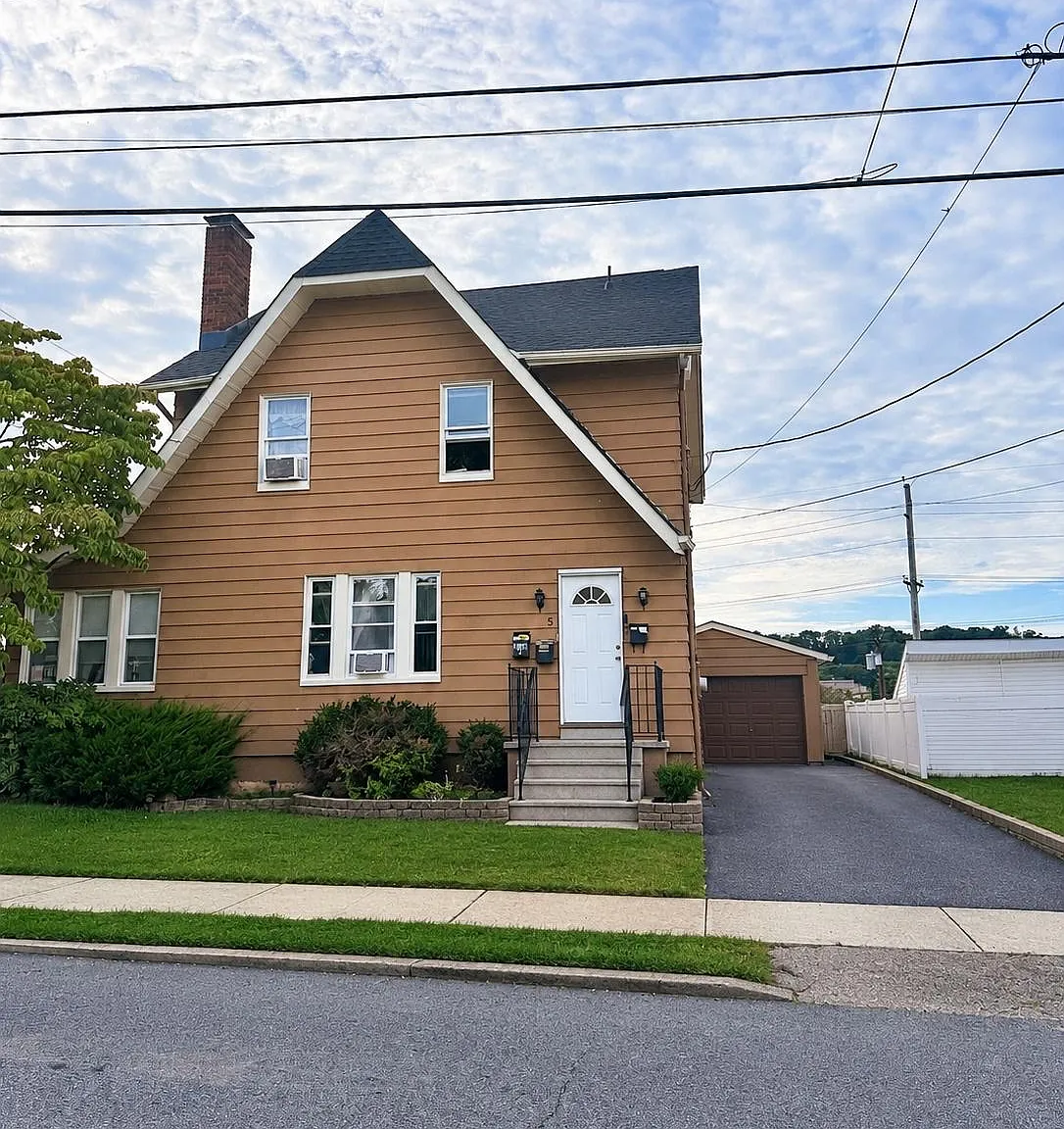 2 bed, 650 sqft, $2,300 — Photo 1
