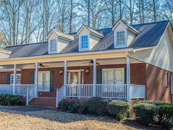 95 Twin Lakes Dr, Carrollton, GA 30116