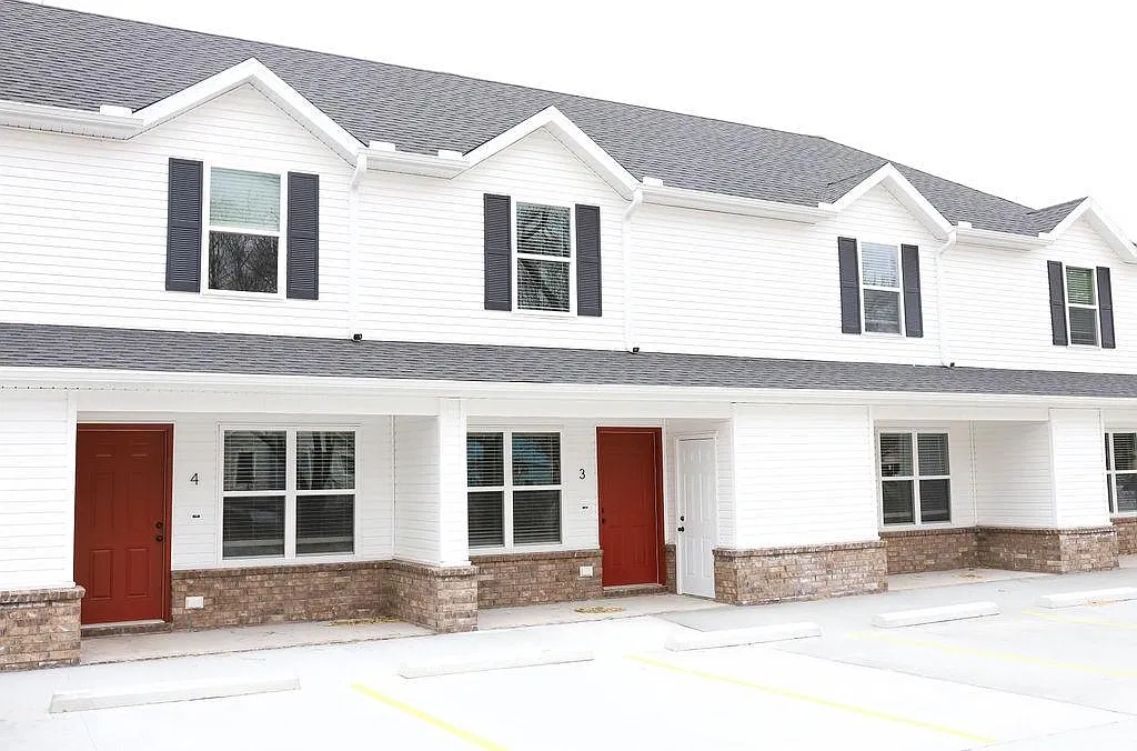 203 E Commercial St — Photo 3