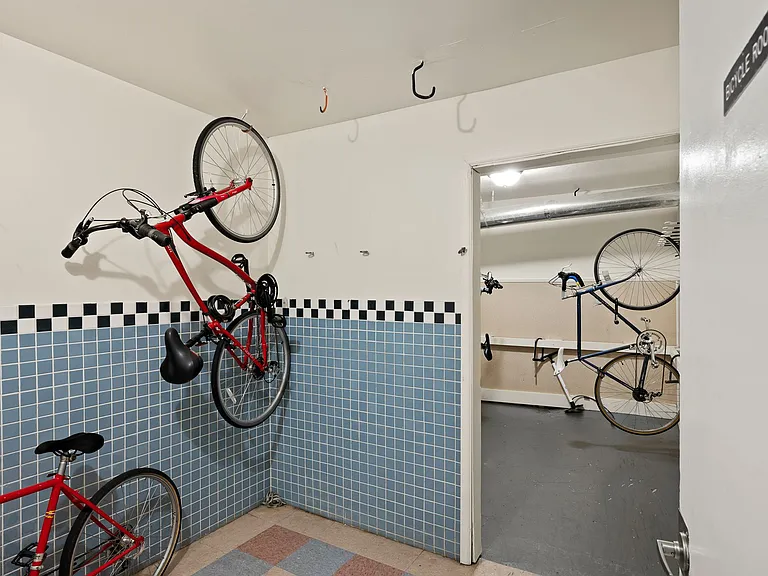 Abbottsford Apartments — Photo 18