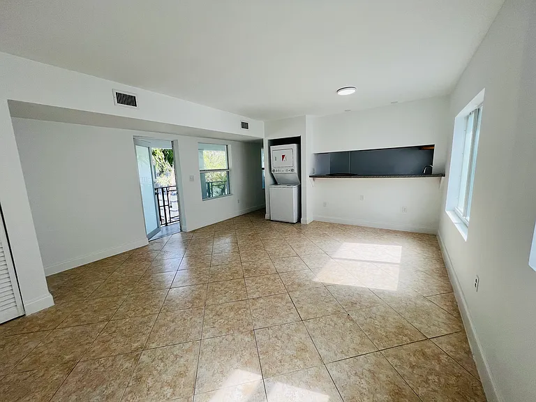 952 Bay Dr #6 — Photo 3