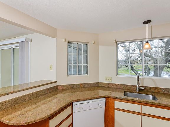 5th image of 18 Pond Ct #A