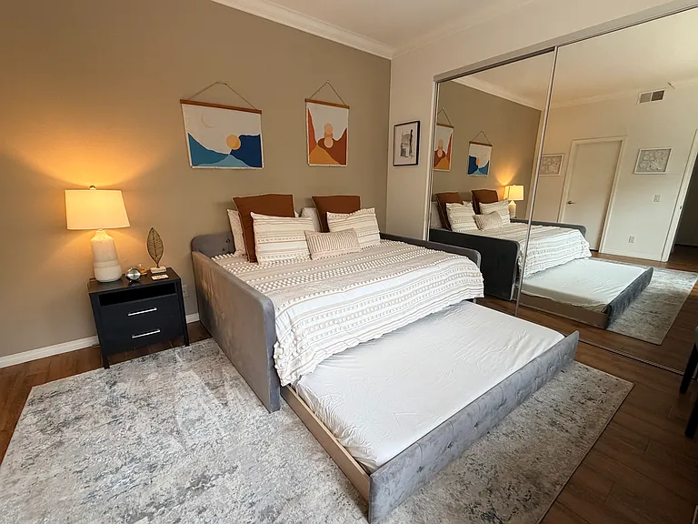 Guest bedroom - queen bed with twin trundle