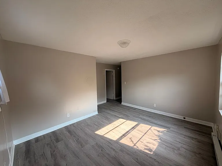812 Douglas Dr — Photo 2