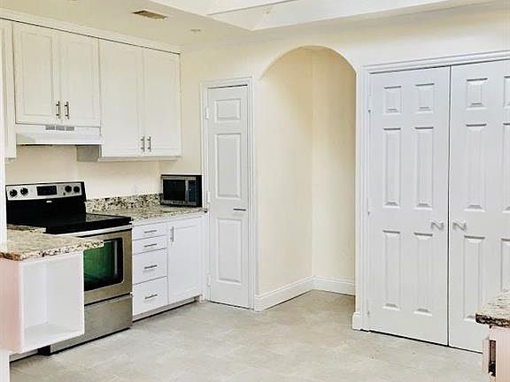 4th image of 4016 Charter Dr