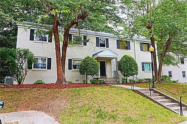 2nd image of 1300 Eaton Pl APT B