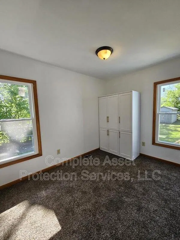 3 bed, 1.0 bath, 1053 sqft, $1,925 — Photo 3