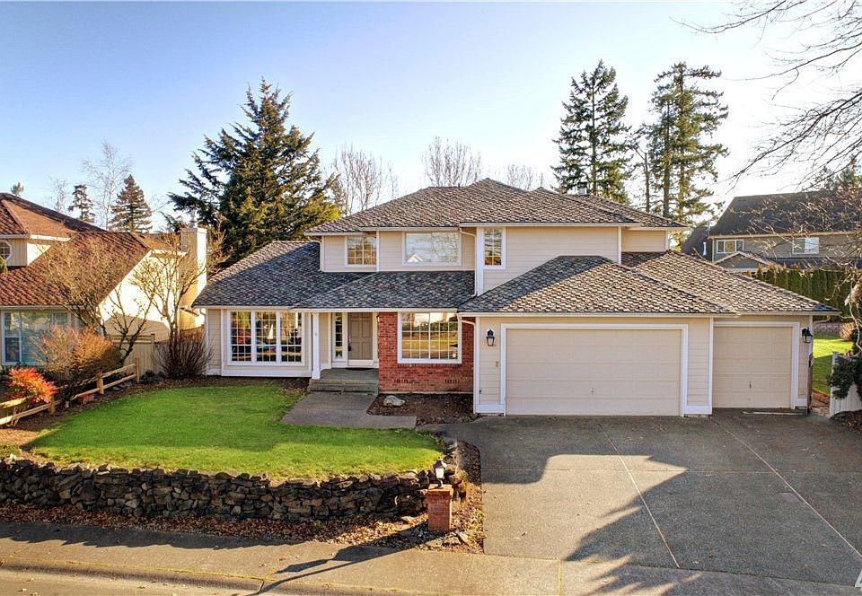 Welcome home! Beautiful brand new 50 year composition roof! 