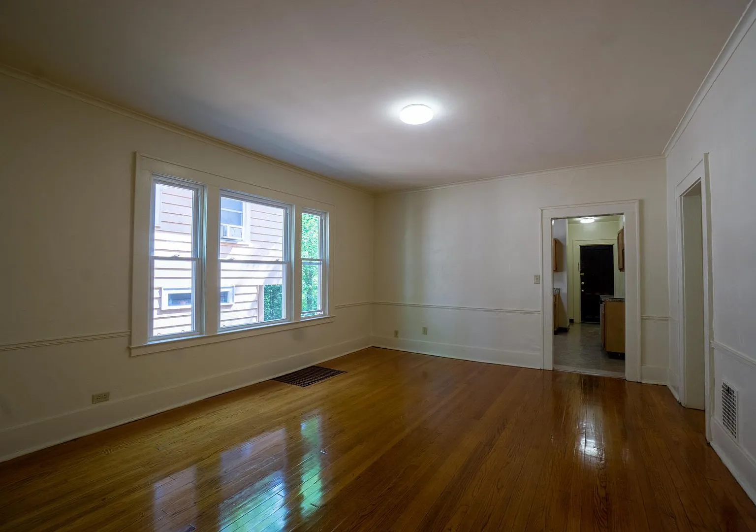 853 Maryland Apt 1 - Available 6/1/2027 - Spacious 4 Bedroom Apartment — Photo 4