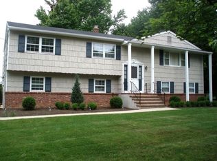 14 Murfield Dr, Lincroft, NJ