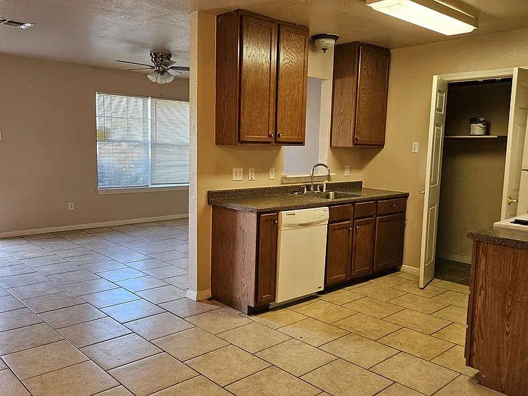 233 E Craven Ave — Photo 3