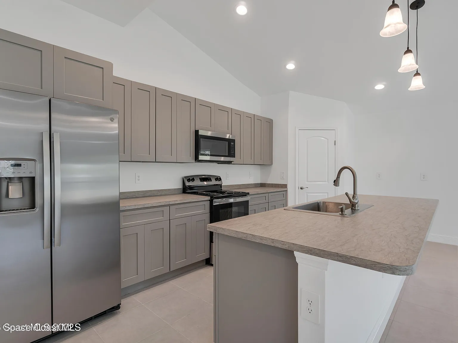 3 bed, 2.0 bath, 1800 sqft, $2,275 — Photo 2