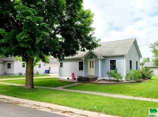 1215 Elm St, Hull, IA 51239