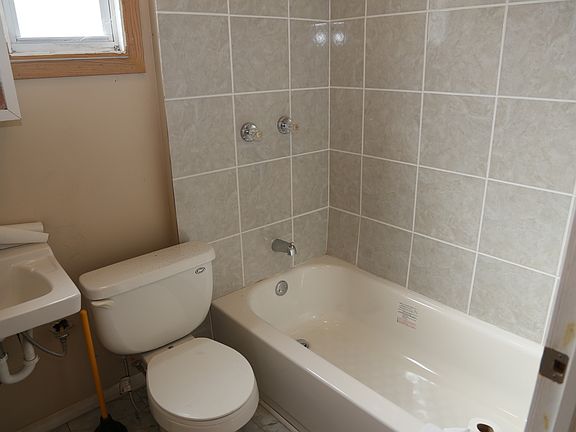 5th image of 3827 Deal St
