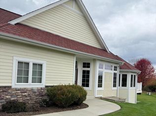 3935 S Fohr Dr, New Berlin, WI 53151