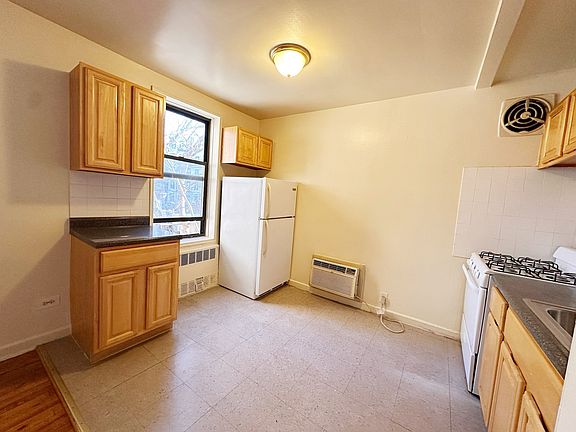 4th image of 3515 Leverich St APT 204