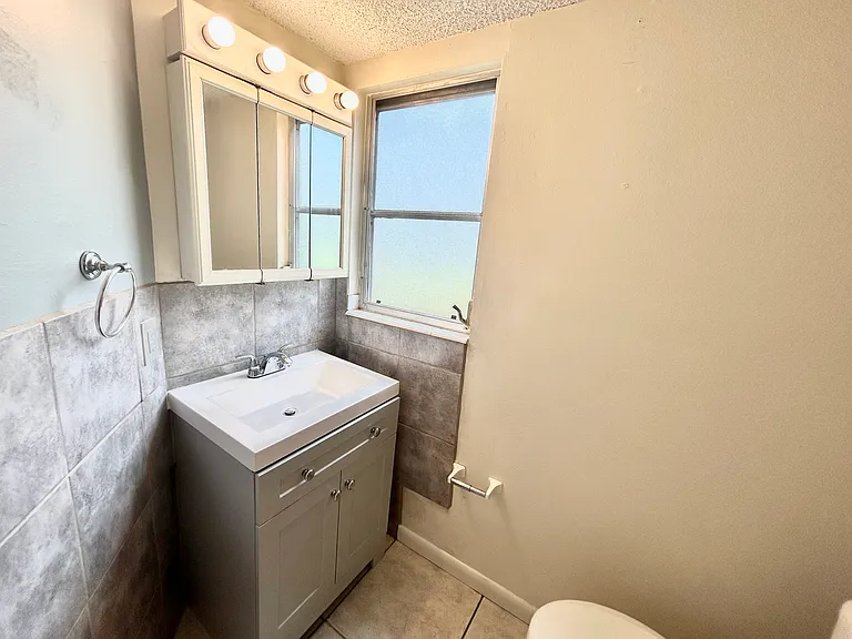 1057 Congress St — Photo 10