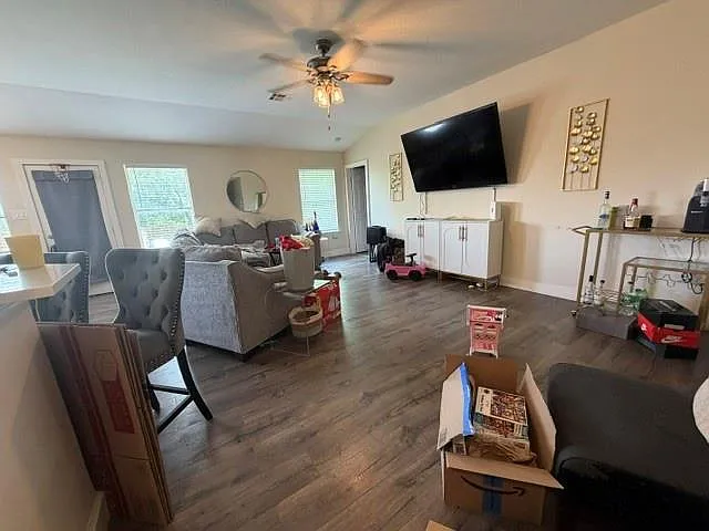 3 bed, 2.0 bath, 1345 sqft, $1,800 — Photo 2