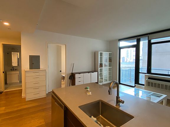 3rd image of 180 Nassau St APT 6C